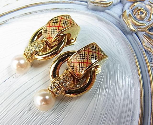 正規品 レアBURBERRYs(バーバリーズ)イヤリング/チェック柄 × 人工パール × ラインストーン トップ取り外し可能 < ブランド 正規品 レアBURBERRYs(バーバリーズ)イヤリング/チェック柄 × 人工パール × ラインストーン トップ取り外し可能 < ブランドの