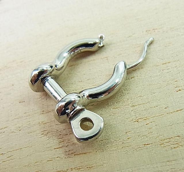 ◆確実正規品 新品同様 DIESEL(ディーゼル)シングルピアス/ステンレススチール製フープピアス・男女DX1317・箱あり < ブランド ◆確実正規品 新品同様 DIESEL(ディーゼル)シングルピアス/ステンレススチール製フープピアス・男女DX1317・箱あり < ブランドの