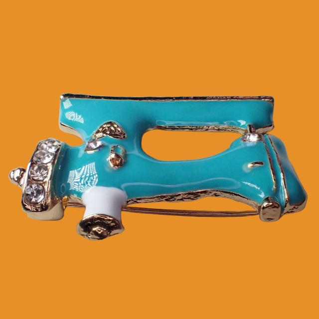 ラインストーン アンティーク ミシン 水色 ブローチ ピンブローチ ピンバッジ バッジ ラペルピン < 女性アクセサリー/時計  ラインストーン アンティーク ミシン 水色 ブローチ ピンブローチ ピンバッジ バッジ ラペルピン < 女性アクセサリー/時計の