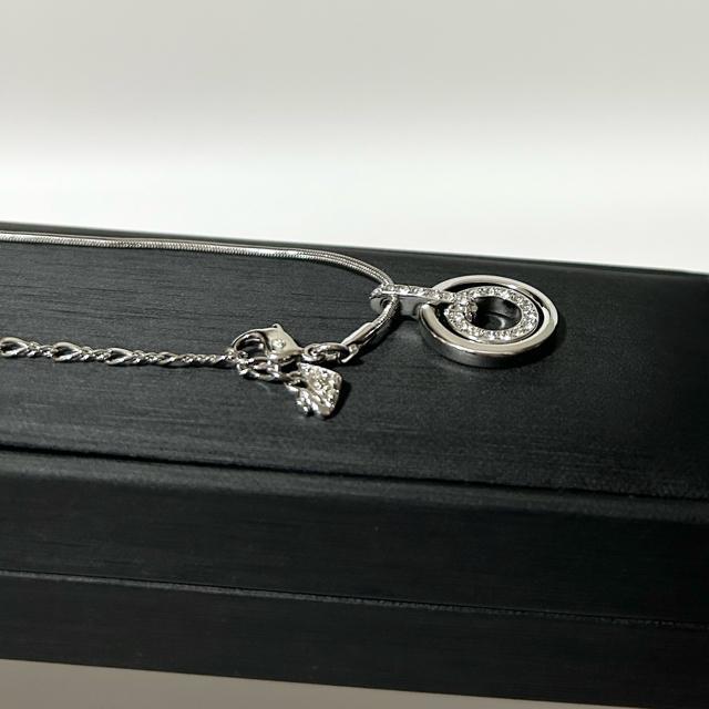 美品 SWAROVSKI スワロフスキー ダブルリング ラインストーン ネックレス < ブランド  美品 SWAROVSKI スワロフスキー ダブルリング ラインストーン ネックレス < ブランドの