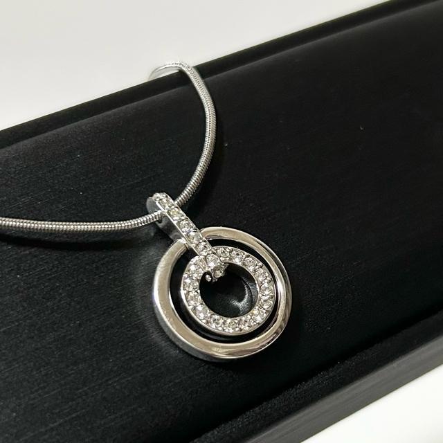 美品 SWAROVSKI スワロフスキー ダブルリング ラインストーン ネックレス < ブランド  美品 SWAROVSKI スワロフスキー ダブルリング ラインストーン ネックレス < ブランドの