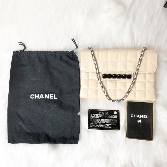 【廃盤希少】CHANEL シャネル チェーンショルダー チョコバー キーボード フラップ ミニ バッグ パテントレザー < ブランド 【廃盤希少】CHANEL シャネル チェーンショルダー チョコバー キーボード フラップ ミニ バッグ パテントレザー < ブランドの