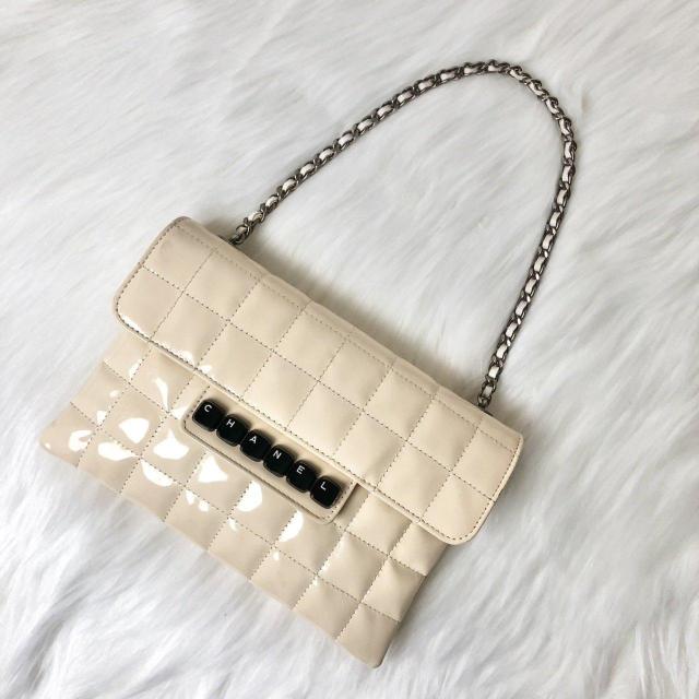 【廃盤希少】CHANEL シャネル チェーンショルダー チョコバー キーボード フラップ ミニ バッグ パテントレザー < ブランド 【廃盤希少】CHANEL シャネル チェーンショルダー チョコバー キーボード フラップ ミニ バッグ パテントレザー < ブランドの