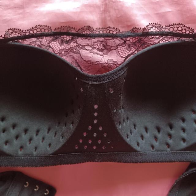 ★胸元カバーお洒落☆黒ブラック風通しが良い蒸れない快適♪穴あきモールドフロントカバーレース付☆柔らかノンストレスブラジャーLサイズ < 女性ファッション  ★胸元カバーお洒落☆黒ブラック風通しが良い蒸れない快適♪穴あきモールドフロントカバーレース付☆柔らかノンストレスブラジャーLサイズ < 女性ファッションの