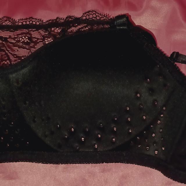★胸元カバーお洒落☆黒ブラック風通しが良い蒸れない快適♪穴あきモールドフロントカバーレース付☆柔らかノンストレスブラジャーLサイズ < 女性ファッション  ★胸元カバーお洒落☆黒ブラック風通しが良い蒸れない快適♪穴あきモールドフロントカバーレース付☆柔らかノンストレスブラジャーLサイズ < 女性ファッションの