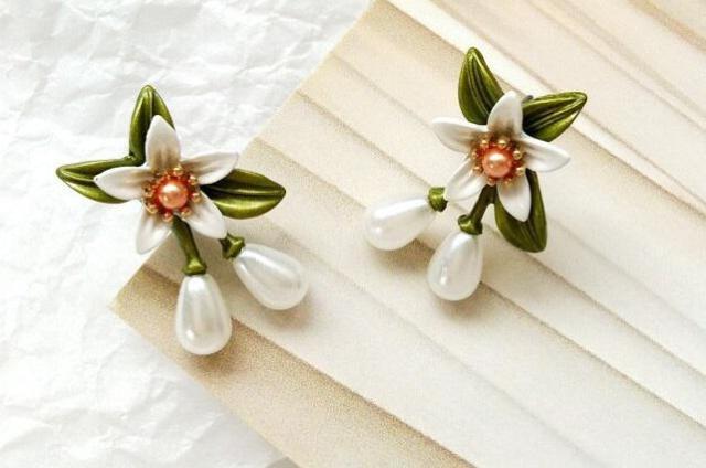 新品 アンティーク調エレガントな白いお花ピアス < 女性アクセサリー/時計 新品 アンティーク調エレガントな白いお花ピアス < 女性アクセサリー/時計の
