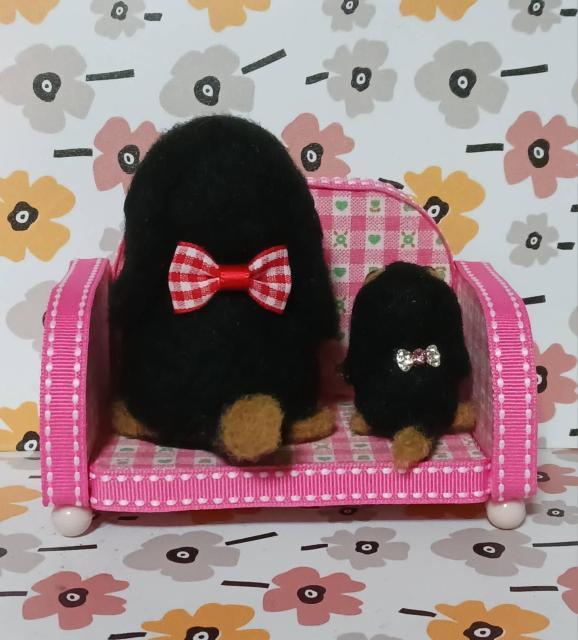 羊毛フェルト小さな ダックスフント親子ソファー付き < ペット/手芸/園芸 羊毛フェルト小さな ダックスフント親子ソファー付き < ペット/手芸/園芸の