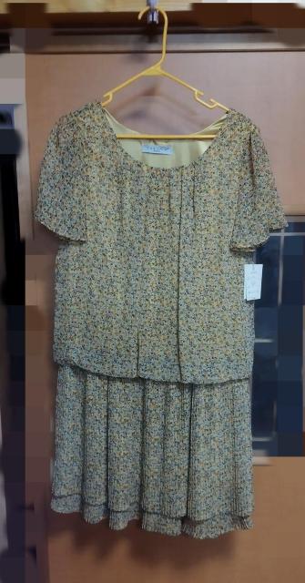 イエロー 黄色 小花柄 シフォン プリーツ ワンピース 新品 < 女性ファッション  イエロー 黄色 小花柄 シフォン プリーツ ワンピース 新品 < 女性ファッションの