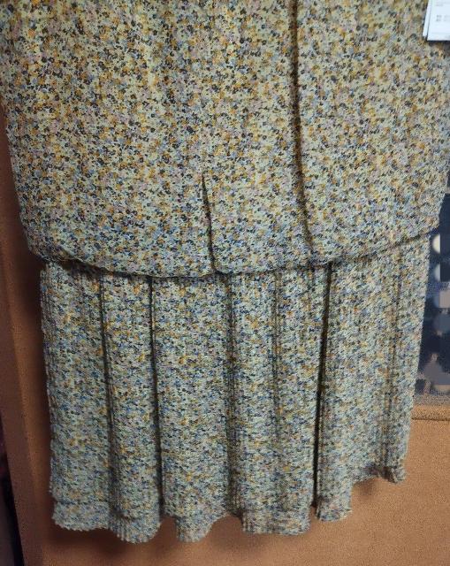 イエロー 黄色 小花柄 シフォン プリーツ ワンピース 新品 < 女性ファッション  イエロー 黄色 小花柄 シフォン プリーツ ワンピース 新品 < 女性ファッションの