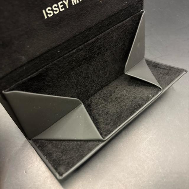 ���� ISSEY MIYAKE �T���O���X�P�[�X �� �j���t�@�b�V������ 