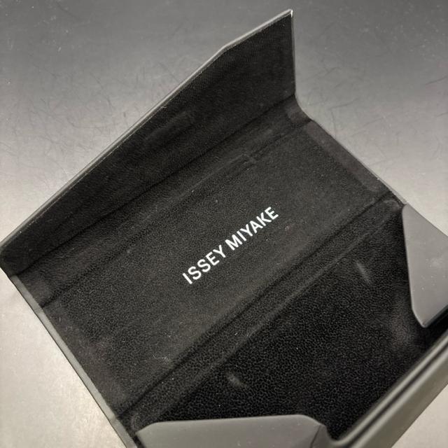 ���� ISSEY MIYAKE �T���O���X�P�[�X �� �j���t�@�b�V������ 