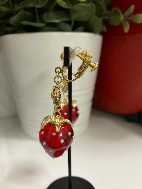 ハンドメイド いちごのチャームを使用したイヤリング < 女性ファッション  ハンドメイド いちごのチャームを使用したイヤリング < 女性ファッションの