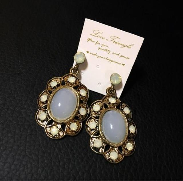 新品*大ぶりピアス*ゴールド*ストーン*フラワー風*ホワイト < 女性アクセサリー/時計  新品*大ぶりピアス*ゴールド*ストーン*フラワー風*ホワイト  < 女性アクセサリー/時計の