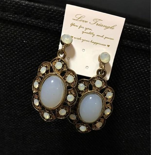 新品*大ぶりピアス*ゴールド*ストーン*フラワー風*ホワイト < 女性アクセサリー/時計  新品*大ぶりピアス*ゴールド*ストーン*フラワー風*ホワイト < 女性アクセサリー/時計の