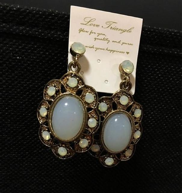 新品*大ぶりピアス*ゴールド*ストーン*フラワー風*ホワイト < 女性アクセサリー/時計  新品*大ぶりピアス*ゴールド*ストーン*フラワー風*ホワイト < 女性アクセサリー/時計の