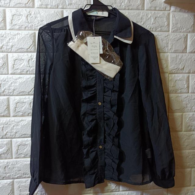 LAZY DAISY★新品タグ付★2枚襟フリルシアーシャツ < 女性ファッション  LAZY DAISY★新品タグ付★2枚襟フリルシアーシャツ  < 女性ファッションの