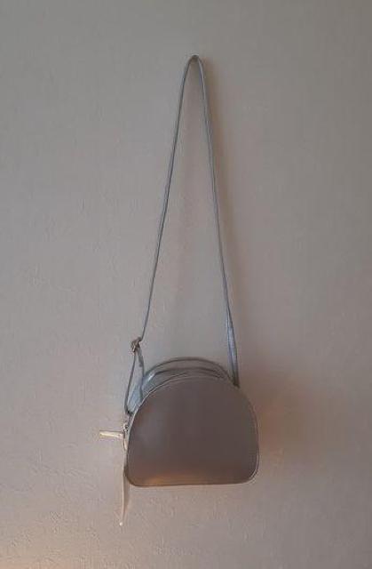 新品■joujoulier 定価2750円◆メタリックシルバー ハーフムーン型 ショルダーバッグ < 女性ファッション 新品■joujoulier 定価2750円◆メタリックシルバー ハーフムーン型 ショルダーバッグ < 女性ファッションの