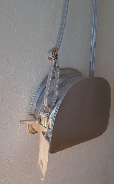 新品■joujoulier 定価2750円◆メタリックシルバー ハーフムーン型 ショルダーバッグ < 女性ファッション 新品■joujoulier 定価2750円◆メタリックシルバー ハーフムーン型 ショルダーバッグ < 女性ファッションの