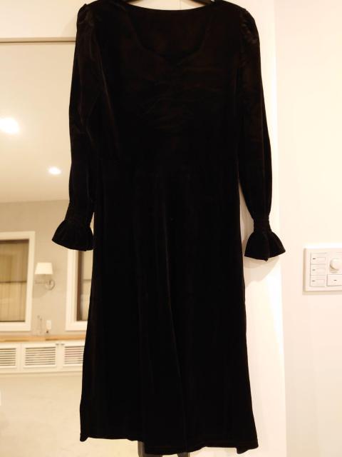 黒ベロアワンピース Mサイズ < 女性ファッション  黒ベロアワンピース Mサイズ < 女性ファッションの