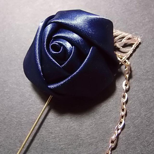 送料無料 バラ 薔薇 チェーン付き ラペルピン コサージュ 紺色 ローズ < 男性アクセサリー/時計  送料無料 バラ 薔薇 チェーン付き ラペルピン コサージュ 紺色 ローズ < 男性アクセサリー/時計の