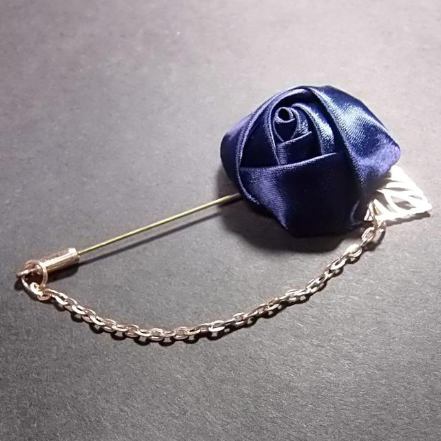 送料無料 バラ 薔薇 チェーン付き ラペルピン コサージュ 紺色 ローズ < 男性アクセサリー/時計  送料無料 バラ 薔薇 チェーン付き ラペルピン コサージュ 紺色 ローズ < 男性アクセサリー/時計の