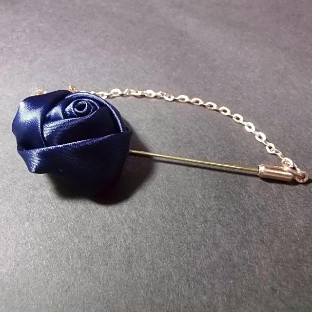 送料無料 バラ 薔薇 チェーン付き ラペルピン コサージュ 紺色 ローズ < 男性アクセサリー/時計  送料無料 バラ 薔薇 チェーン付き ラペルピン コサージュ 紺色 ローズ < 男性アクセサリー/時計の