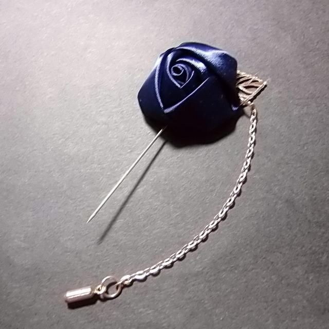 送料無料 バラ 薔薇 チェーン付き ラペルピン コサージュ 紺色 ローズ < 男性アクセサリー/時計  送料無料 バラ 薔薇 チェーン付き ラペルピン コサージュ 紺色 ローズ < 男性アクセサリー/時計の