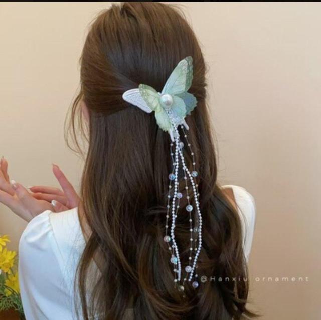 ピンク蝶のヘアクリップ 揺れるパールとビーズのチェーン飾り < 女性アクセサリー/時計 ピンク蝶のヘアクリップ 揺れるパールとビーズのチェーン飾り < 女性アクセサリー/時計の