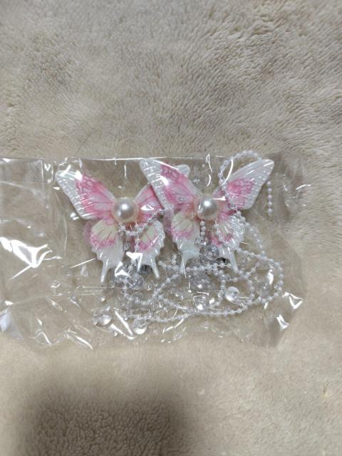 ピンク蝶のヘアクリップ 揺れるパールとビーズのチェーン飾り < 女性アクセサリー/時計 ピンク蝶のヘアクリップ 揺れるパールとビーズのチェーン飾り < 女性アクセサリー/時計の