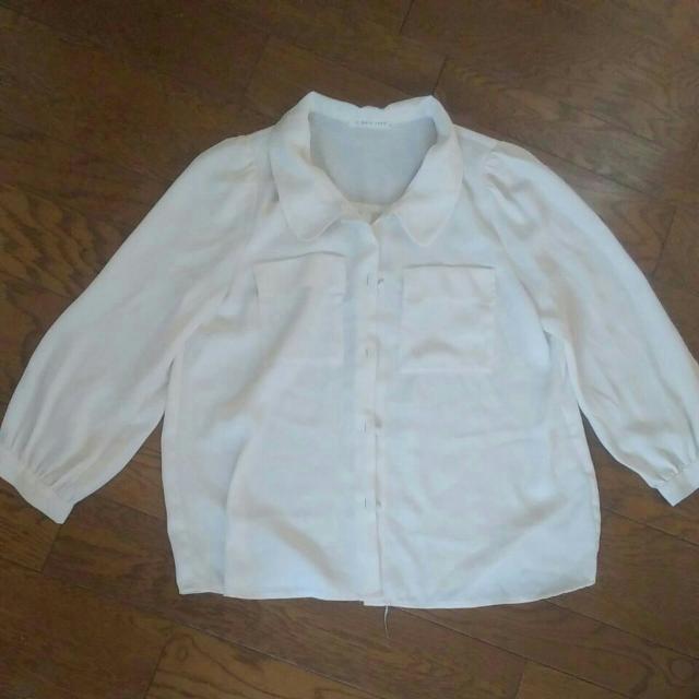 LOWRYS FARM Mサイズ 白のブラウス 美品 < ブランド  LOWRYS FARM Mサイズ 白のブラウス 美品  < ブランドの