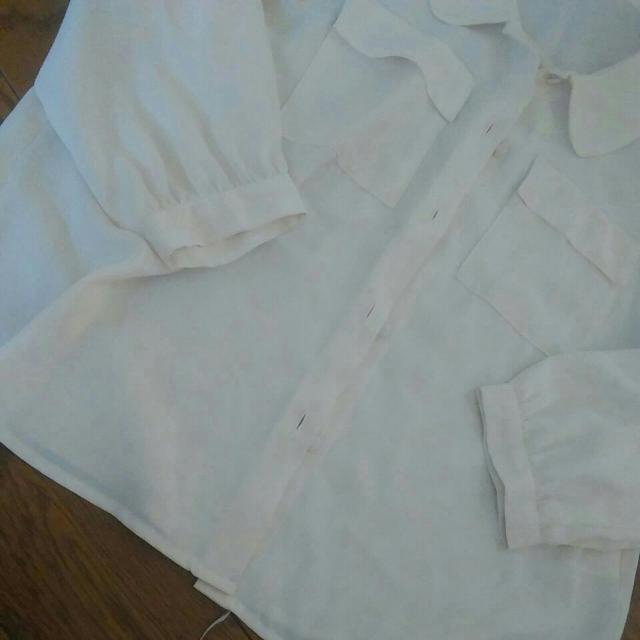 LOWRYS FARM Mサイズ 白のブラウス 美品 < ブランド  LOWRYS FARM Mサイズ 白のブラウス 美品 < ブランドの