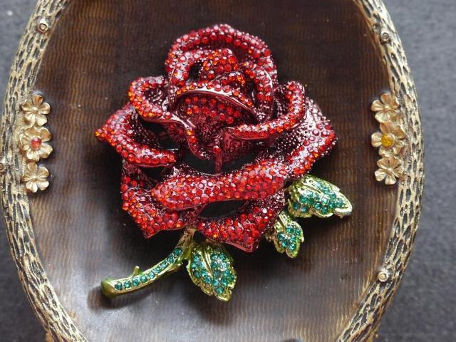 新品アンティーク調キラキラストーン ゴシック赤薔薇ブローチ ペンダントトップにも 大きめ < 女性アクセサリー/時計  新品アンティーク調キラキラストーン ゴシック赤薔薇ブローチ ペンダントトップにも 大きめ  < 女性アクセサリー/時計の