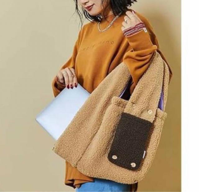 新品 estaa 2way モコモコトートバッグ フード付きマフラー 配色 < 女性ファッション  新品 estaa 2way モコモコトートバッグ フード付きマフラー 配色  < 女性ファッションの