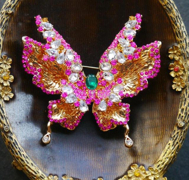 新品アンティーク調きらきらストーン 蝶 ちょうちょ ブローチ 大きめ < 女性アクセサリー/時計 新品アンティーク調きらきらストーン 蝶 ちょうちょ ブローチ 大きめ < 女性アクセサリー/時計の