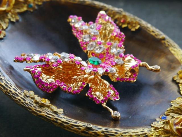 新品アンティーク調きらきらストーン 蝶 ちょうちょ ブローチ 大きめ < 女性アクセサリー/時計 新品アンティーク調きらきらストーン 蝶 ちょうちょ ブローチ 大きめ < 女性アクセサリー/時計の