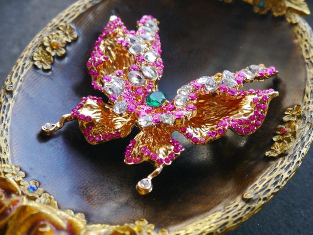 新品アンティーク調きらきらストーン 蝶 ちょうちょ ブローチ 大きめ < 女性アクセサリー/時計 新品アンティーク調きらきらストーン 蝶 ちょうちょ ブローチ 大きめ < 女性アクセサリー/時計の