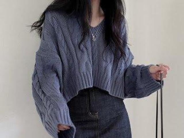 ネックケーブルニットセーターショート丈 ブルー < 女性ファッション ネックケーブルニットセーターショート丈 ブルー < 女性ファッションの