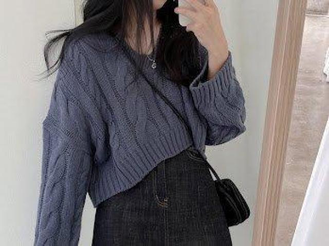 ネックケーブルニットセーターショート丈 ブルー < 女性ファッション ネックケーブルニットセーターショート丈 ブルー < 女性ファッションの