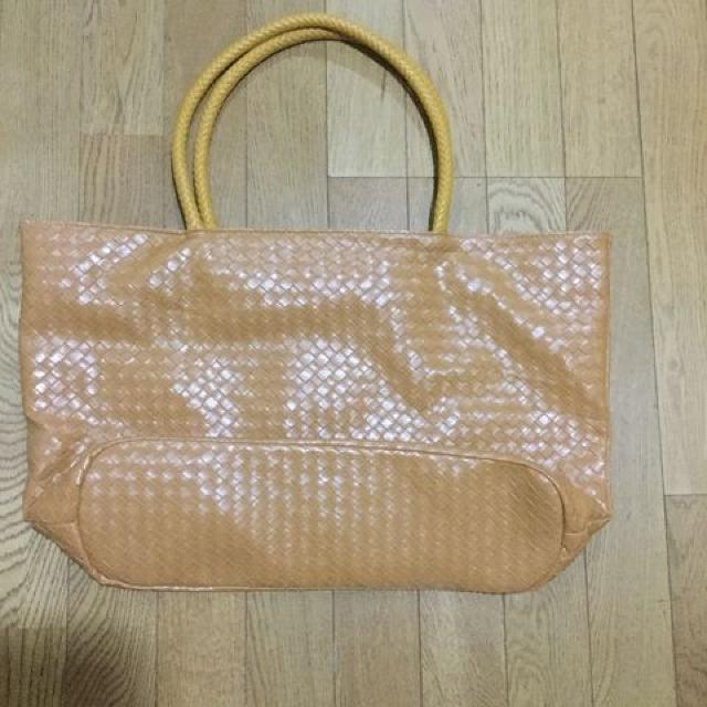 美品 型押しメッシュ編み込み風 ショルダーバック ALTUDE < 女性ファッション  美品 型押しメッシュ編み込み風 ショルダーバック ALTUDE  < 女性ファッションの
