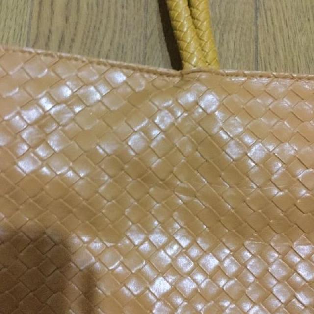 美品 型押しメッシュ編み込み風 ショルダーバック ALTUDE < 女性ファッション  美品 型押しメッシュ編み込み風 ショルダーバック ALTUDE < 女性ファッションの
