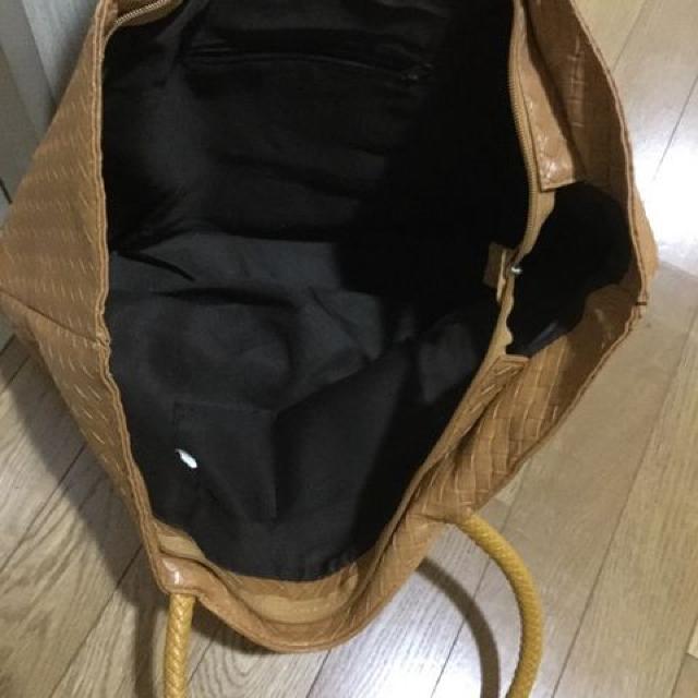 美品 型押しメッシュ編み込み風 ショルダーバック ALTUDE < 女性ファッション  美品 型押しメッシュ編み込み風 ショルダーバック ALTUDE < 女性ファッションの