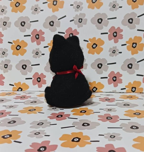 羊毛フェルト 肉球の可愛い黒猫ちゃん < ペット/手芸/園芸 羊毛フェルト 肉球の可愛い黒猫ちゃん < ペット/手芸/園芸の