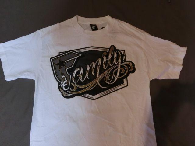 AJWynyFamousStars&StrapszSvgT US M   jt@bV 
