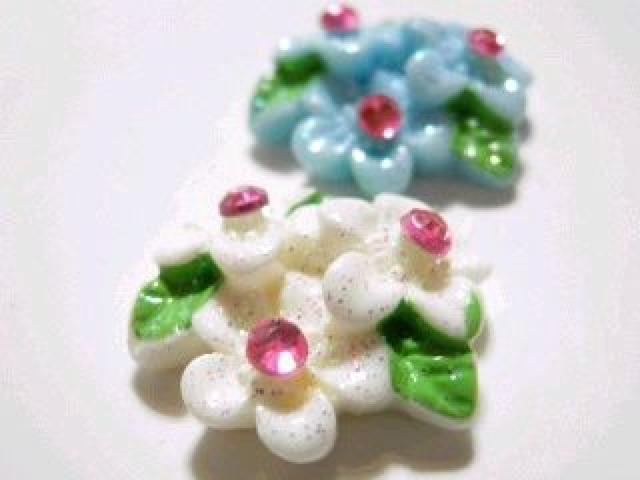 《New》デコパーツ★ラインストーン付*3連フラワー【2個セット】 < 香水/コスメ/ネイル  《New》デコパーツ★ラインストーン付*3連フラワー【2個セット】  < 香水/コスメ/ネイルの