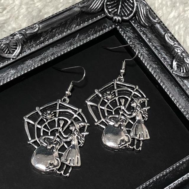 【新品】蜘蛛の巣と魔女デザインフックピアス < 女性アクセサリー/時計 【新品】蜘蛛の巣と魔女デザインフックピアス < 女性アクセサリー/時計の
