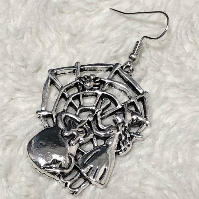 【新品】蜘蛛の巣と魔女デザインフックピアス < 女性アクセサリー/時計 【新品】蜘蛛の巣と魔女デザインフックピアス < 女性アクセサリー/時計の