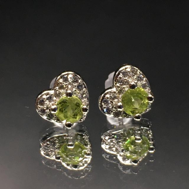 《No.P040》ミャンマー産 天然石ペリドット ハート型ピアス < 女性アクセサリー/時計  《No.P040》ミャンマー産 天然石ペリドット ハート型ピアス < 女性アクセサリー/時計の