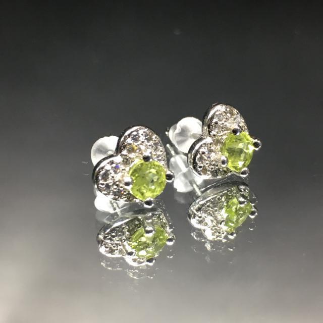 《No.P040》ミャンマー産 天然石ペリドット ハート型ピアス < 女性アクセサリー/時計  《No.P040》ミャンマー産 天然石ペリドット ハート型ピアス < 女性アクセサリー/時計の