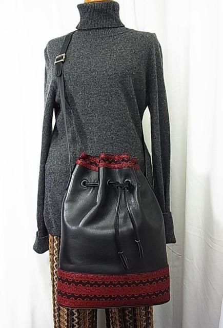 美品 高級 印傳屋(インデンヤ) 巾着型ショルダーバッグ 鹿革レザー (INDEN-YA) < 女性ファッション 美品 高級 印傳屋(インデンヤ) 巾着型ショルダーバッグ 鹿革レザー (INDEN-YA) < 女性ファッションの