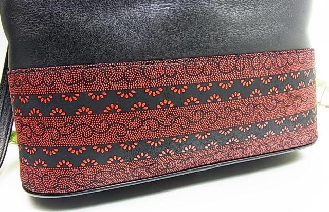 美品 高級 印傳屋(インデンヤ) 巾着型ショルダーバッグ 鹿革レザー (INDEN-YA) < 女性ファッション 美品 高級 印傳屋(インデンヤ) 巾着型ショルダーバッグ 鹿革レザー (INDEN-YA) < 女性ファッションの